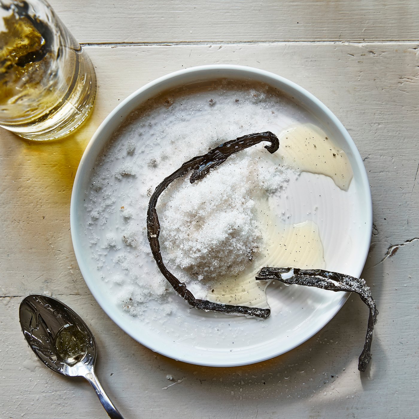 Une bougie parfumée JÄMLIK vanille/beige clair dans un pot en céramique