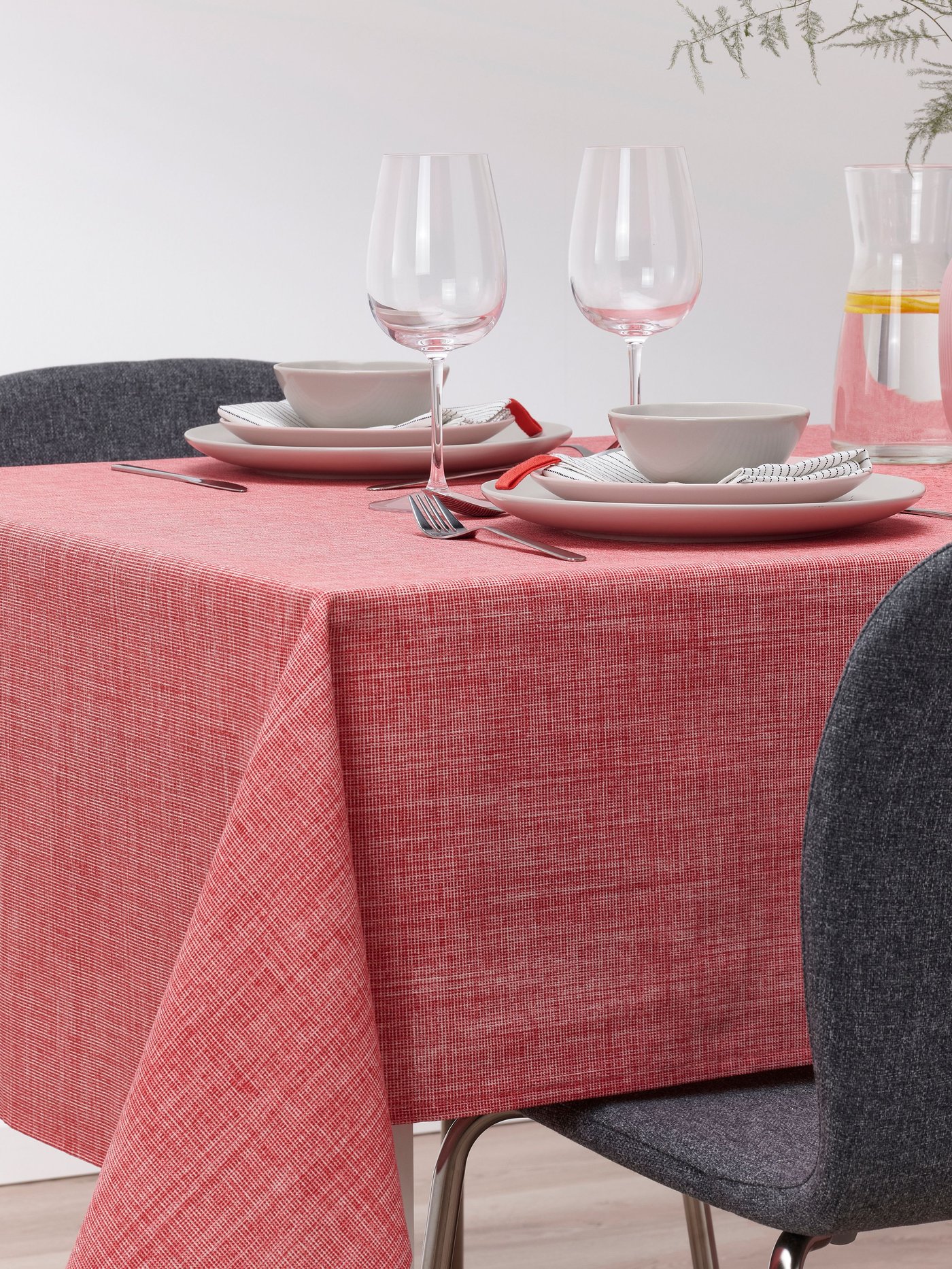 Una mesa con un mantel SVARTSENAP rojo.