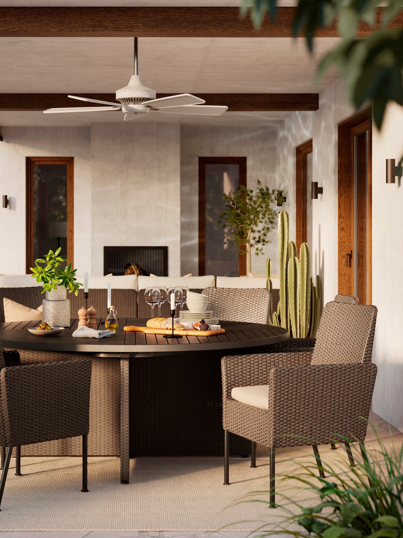 Matgrupp utomhus med bord och stolar.