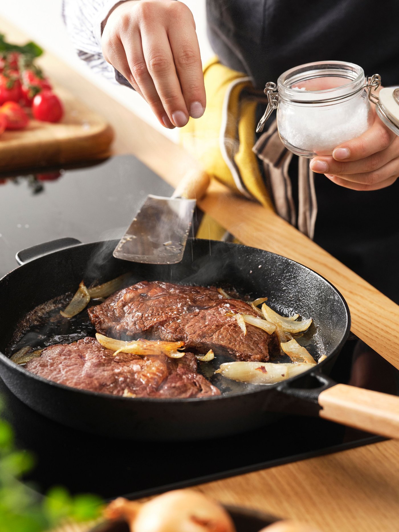 A cast iron/beech VARDAGEN frying pan in the kitchen