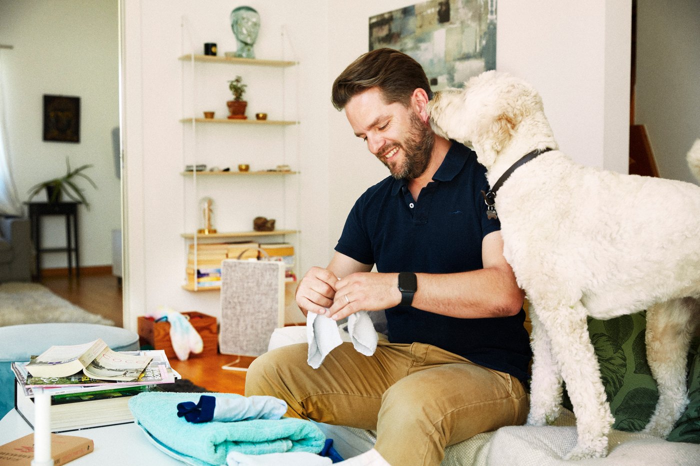 犬の世話をしている人