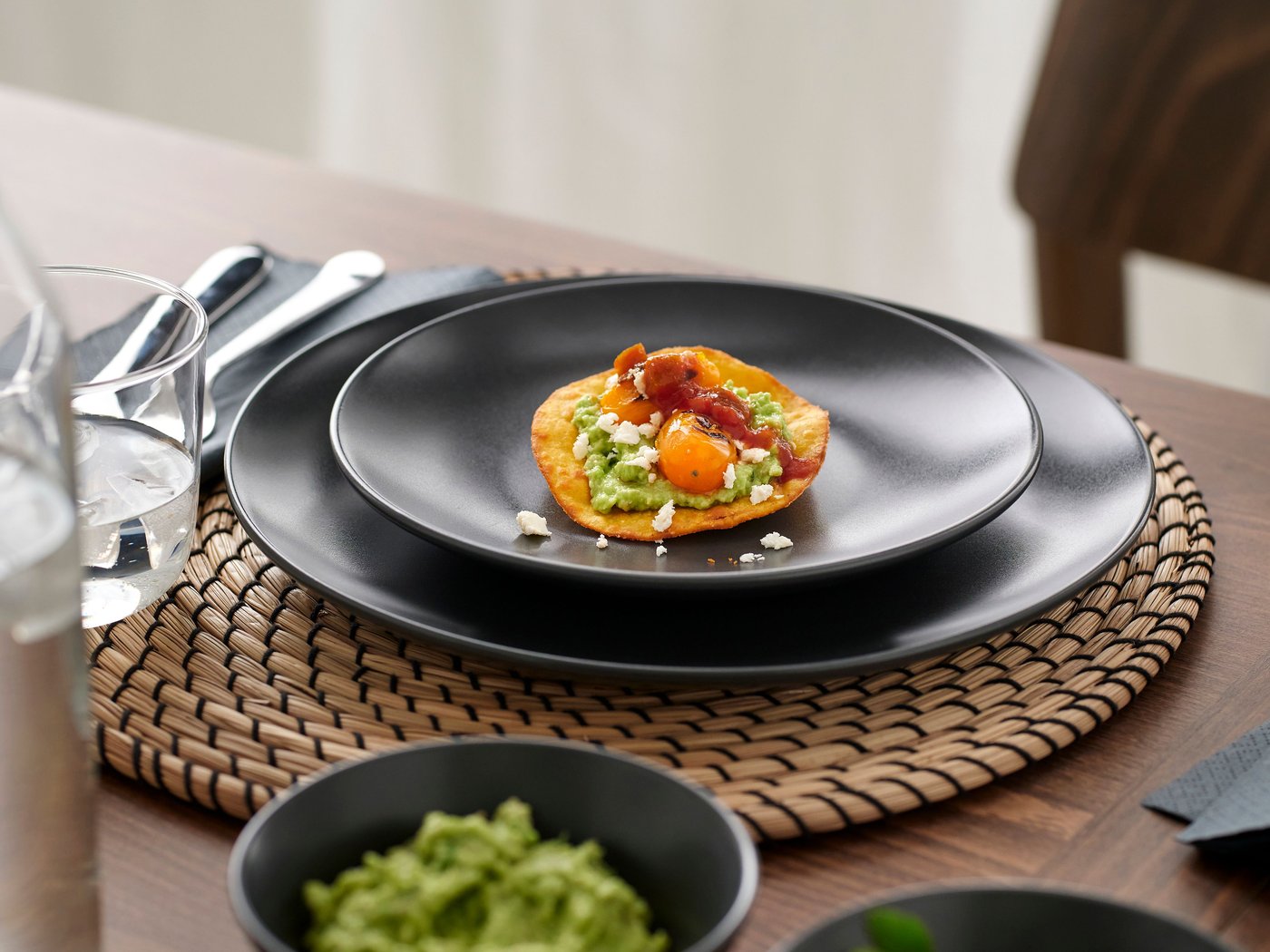 A matt dark grey FÄRGKLAR side plate