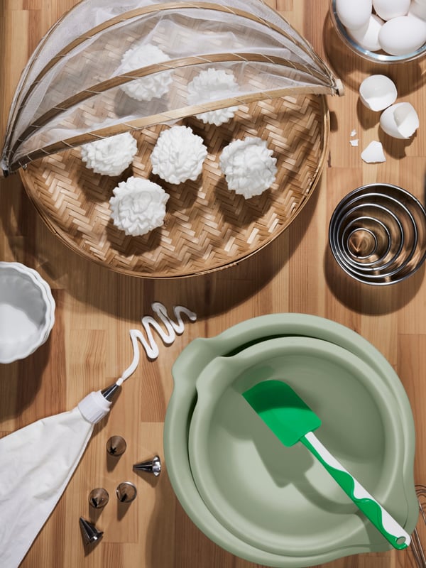 A green/white GUBBRÖRA rubber spatula