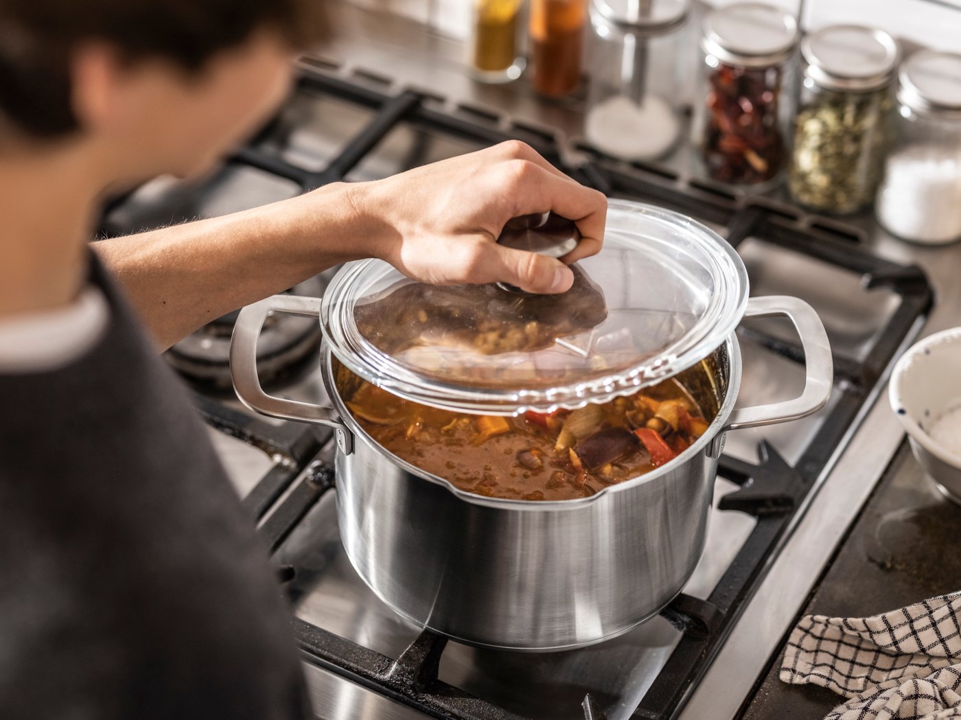 A stainless steel/glass HEMKOMST pot with lid in the kitchen