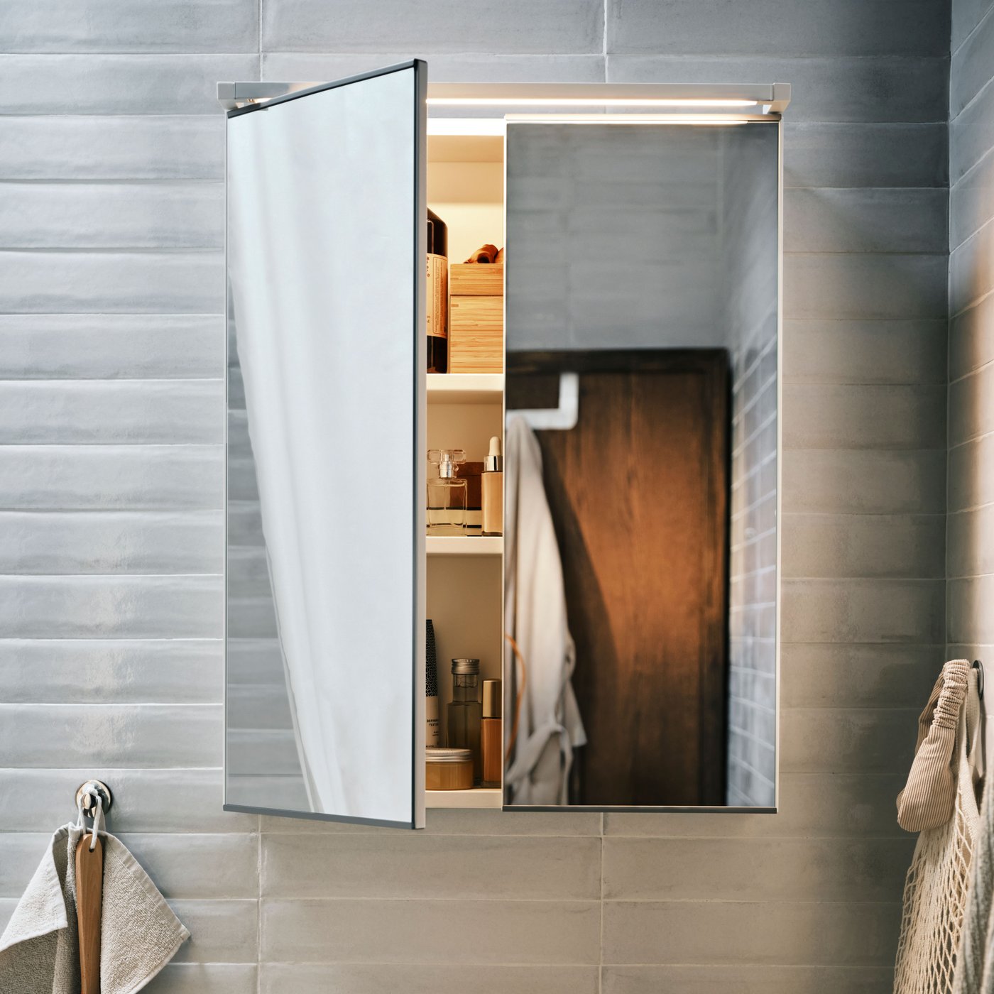 Wisząca szafka łazienkowa z lustrem i oświetleniem SILVERGLANS.