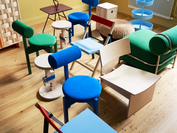 Uno sgabello IKEA PS 2026 regolabile in altezza in betulla, verniciato trasparente, in un vivace blu.