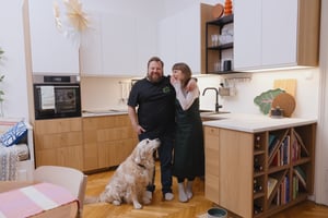 A woman, men and a dog are in their new IKEA kitchen and are happy