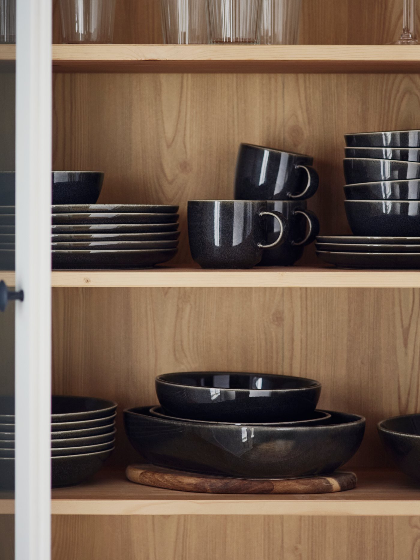 Een donkergrijs GLADELIG ontbijtbordje.