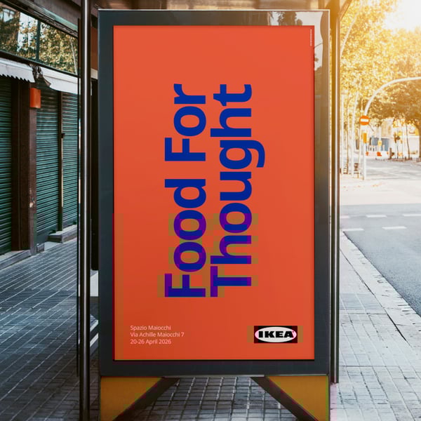 Poster dell'evento Food For Thought in una pensilina in città: fondo arancio, tipografia blu essenziale e il logo IKEA in basso. Un invito diretto a fermarti e curiosare.