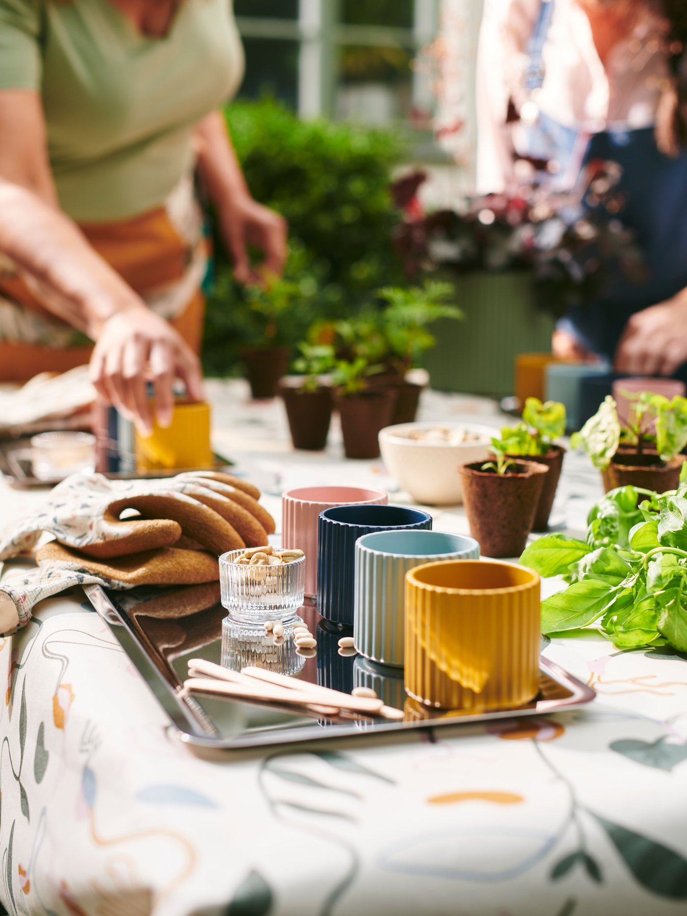 Een offwhite/geelbruine DAKSJUS tuinghandschoen met een spruitenpatroon