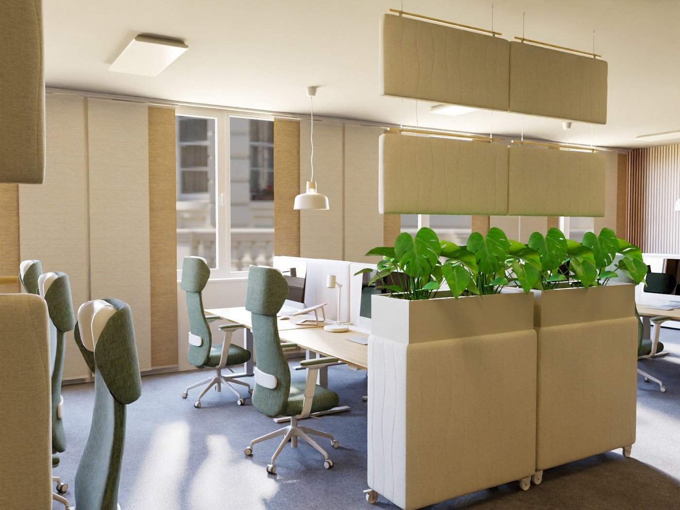 Teil eines Großraumbüros. Blick auf ein Fenster. Davor Schreibtische in Vierergruppen mit Bürostühlen und Beleuchtung. Im Vordergrund Bepflanzte Raumteiler. Von der Decke hängen Lärm absorbierende Elemente.
