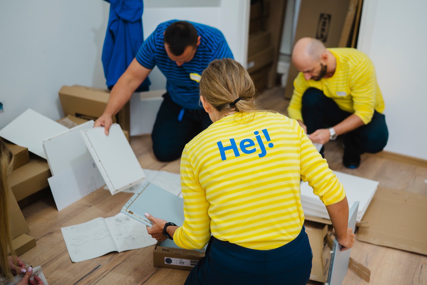 Pracownicy ikea montujący meble