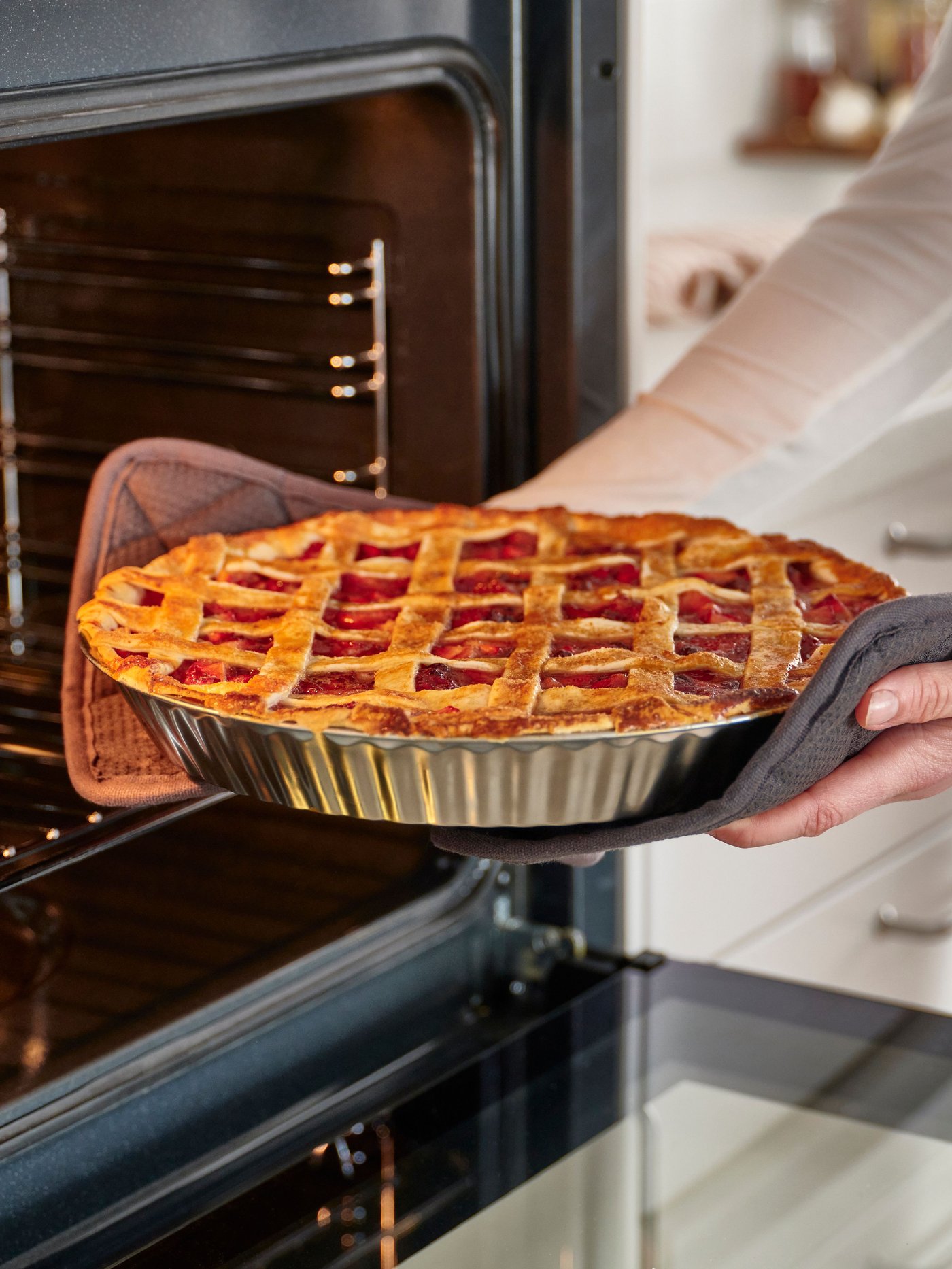 A stainless steel VINTERROCKA pie dish