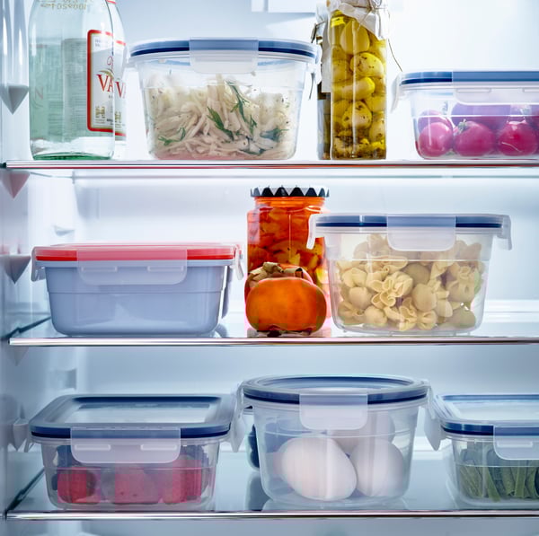 Perfekt organisierter Kühlschrank mit IKEA 365+ Vorratsbehälter aus BPA freiem Kunststoff und aromadicht verschließenden Deckel