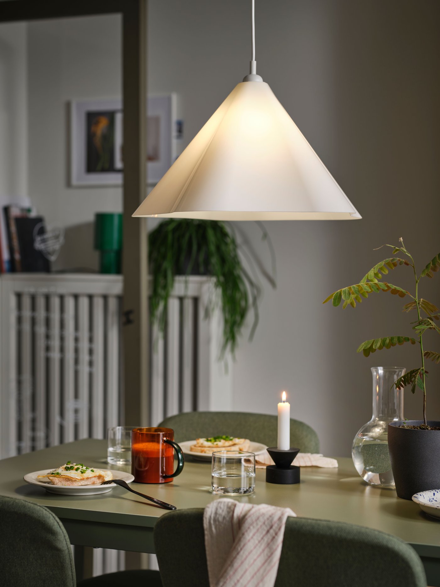 A dark grey PERSILLADE plant pot in the dining room