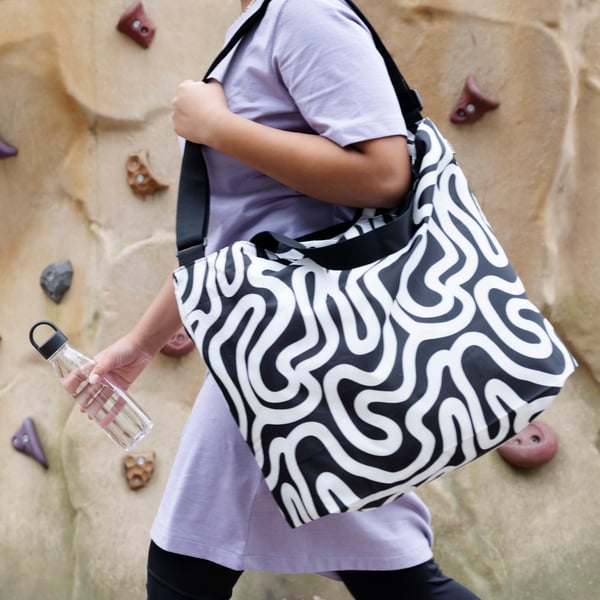 A patterned/black white RÄCKLA bag, foldable