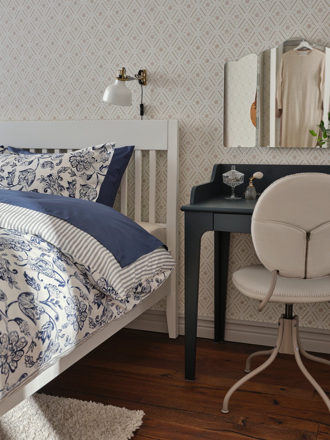 Una cama doble con una lámpara de pared RANARP