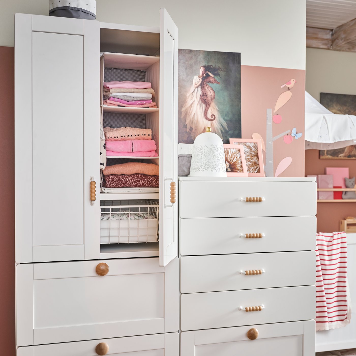 Mueble de almacenamiento SMÅSTAD color blanco con un módulo alto a la izquierda y una cajonera a la derecha.