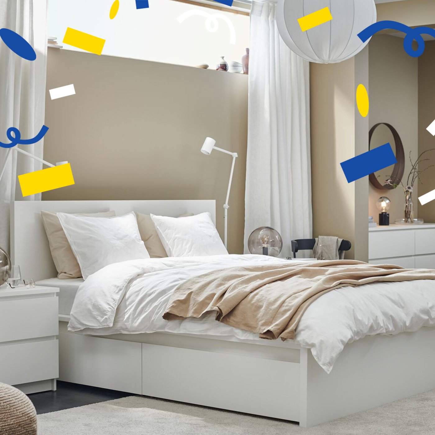 Eine weiße MALM Kommode mit zwei Schubladen und ein weißes MALM Bettgestell mit Laden im Schlafzimmer. Von oben flieben blauen, weiße und gelbe Konfetti herunter.