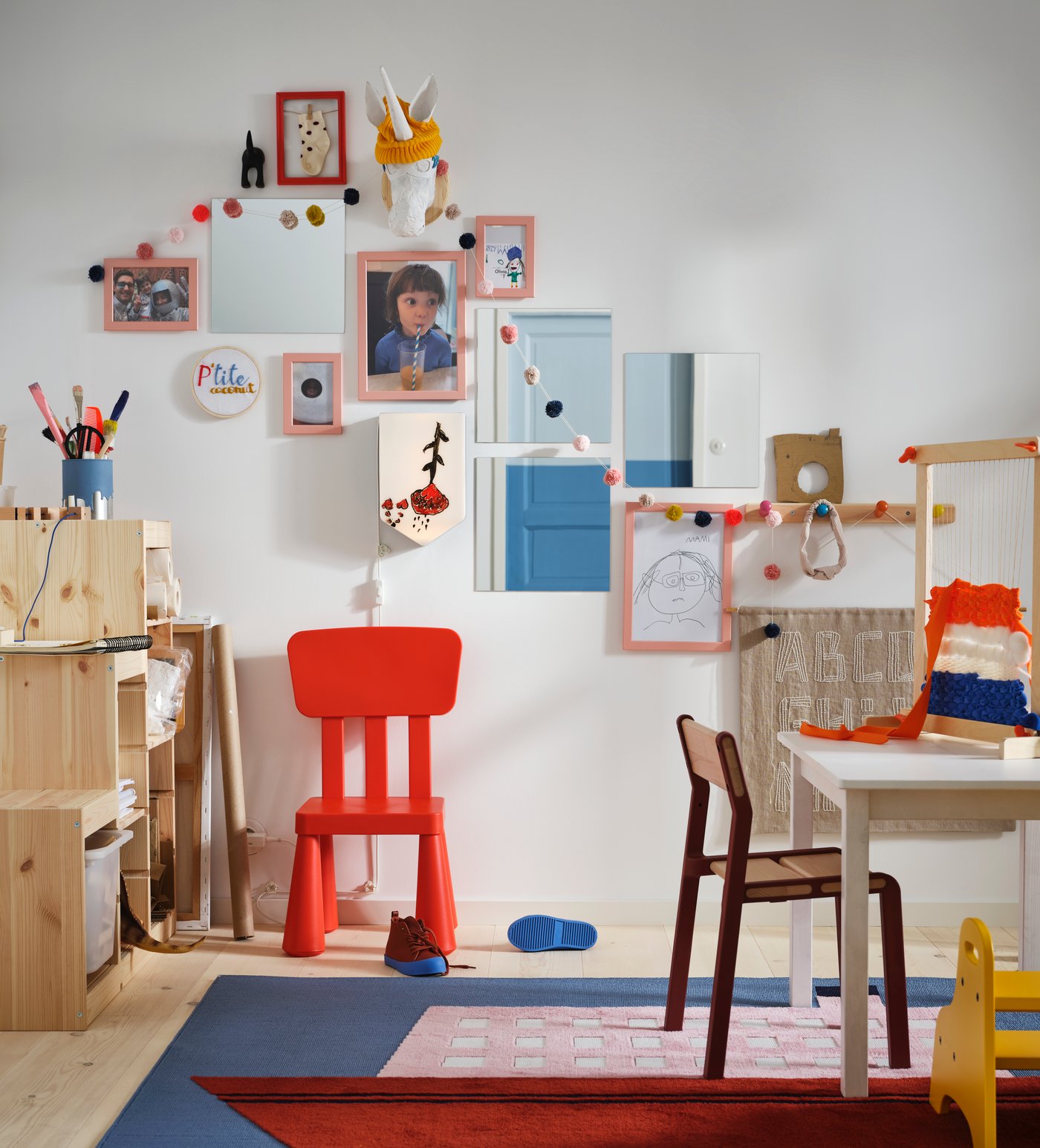 Dos combinaciones de almacenaje TROFAST con cajas contra una pared negra. Hay cuatro soluciones de almacenaje de pared TROFAST con cajas blancas encima.