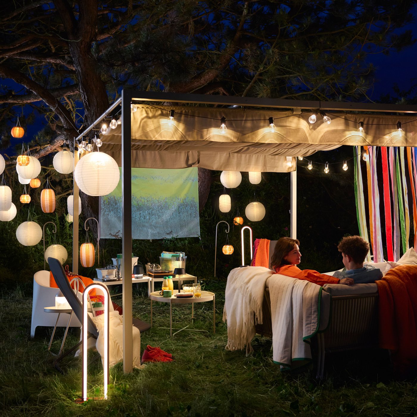 Unha pérgola exterior HAMMARÖN gris-beixe/gris-beis escuro