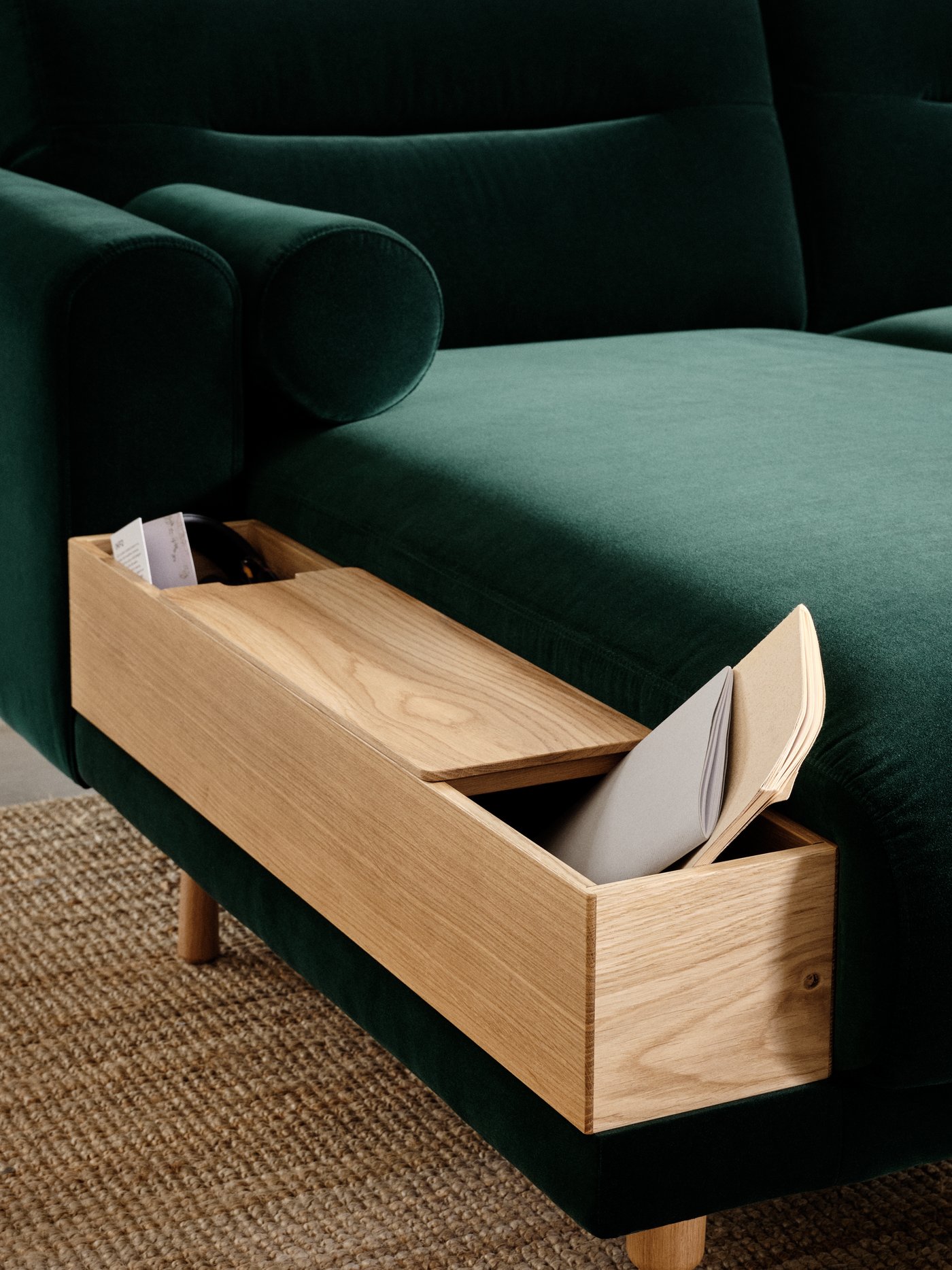 Sisi chaise longue LÅNGARYD yang terletak di atas ambal berwarna kuning air, menunjukkan kotak storan yang menyimpan buku dan kertas di setiap hujungnya.