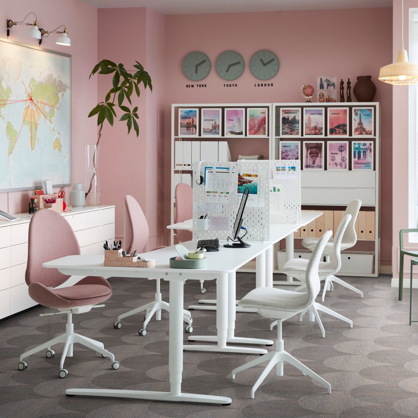 Ufficio dalle pareti rosa arredato con scrivanie angolari bianche BEKANT, regolabili in altezza e sedie girevoli HATTEFJÄLL.