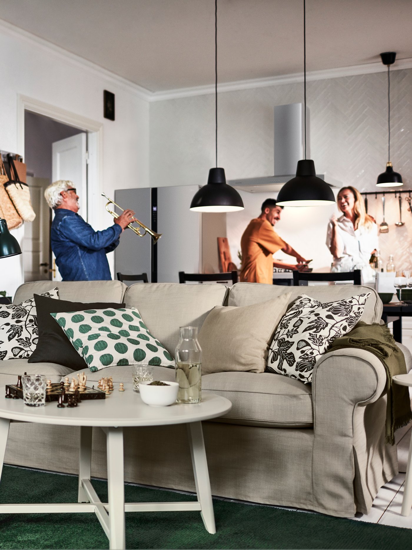 Et sett med KRAGSTA nest of tables i lys beige i stua.