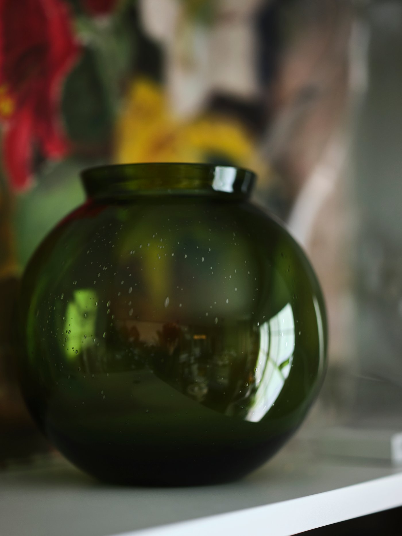 Närbild på en KONSTFULL glasvas i grönt.