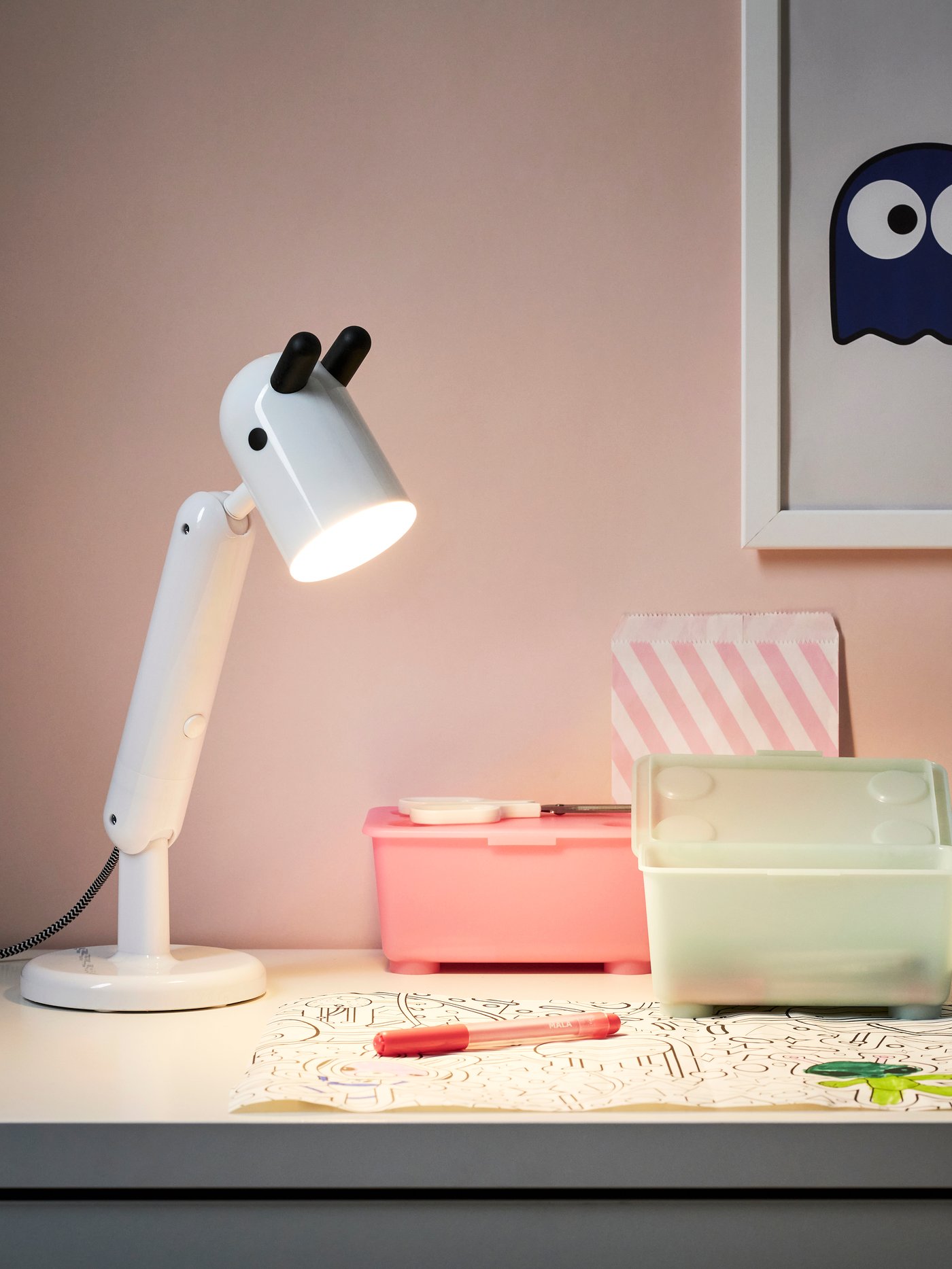 Eine weiße KRUX LED-Arbeitslampe auf einem Schreibtisch.
