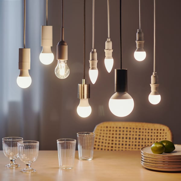 Eine SOLHETTA LED-Glühbirne in Globe-Opalweiss, E14, 470 Lumen