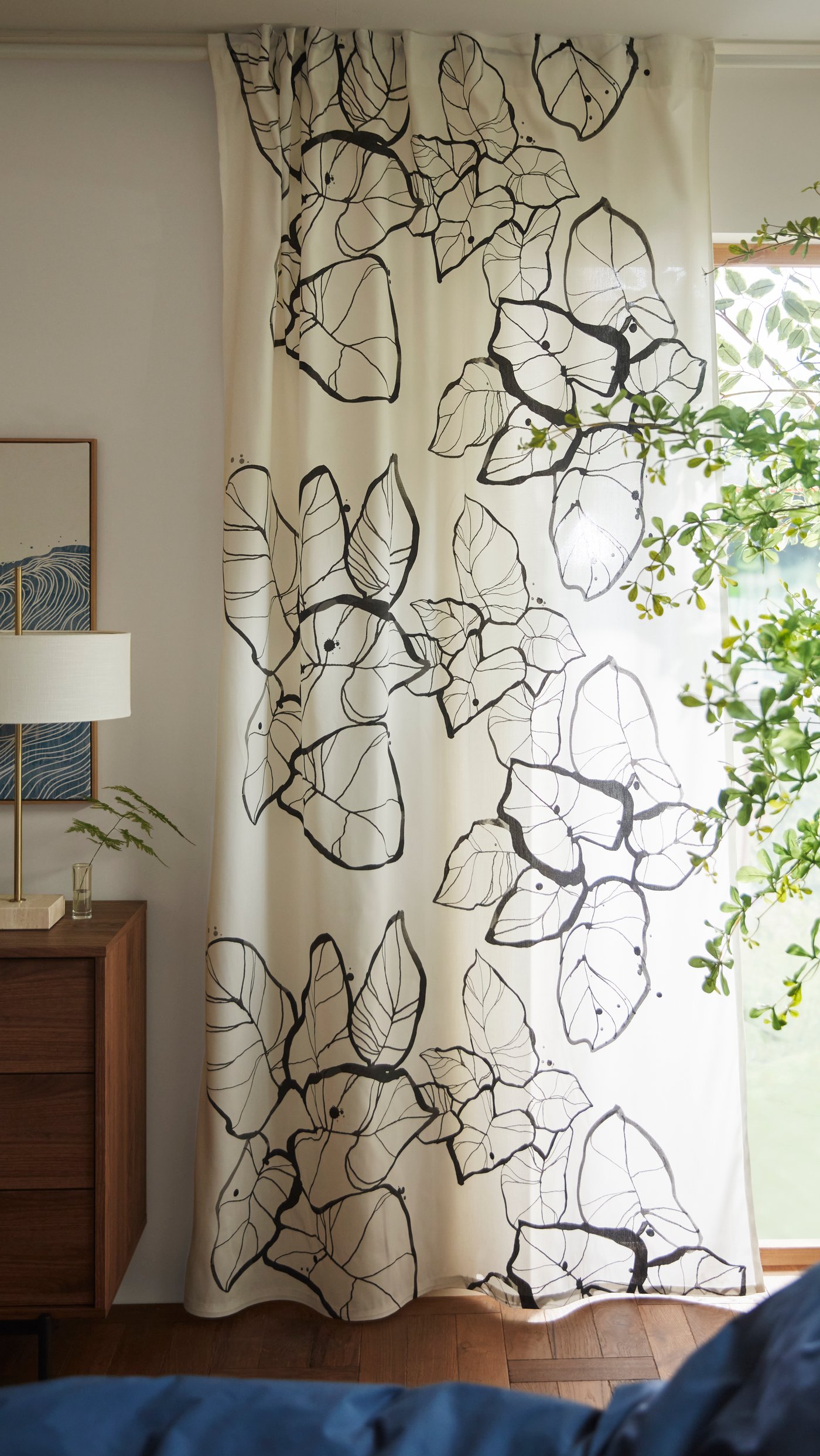 Une lampe de table STOCKHOLM 2025 en tissu blanc et laiton plaqué dans le salon