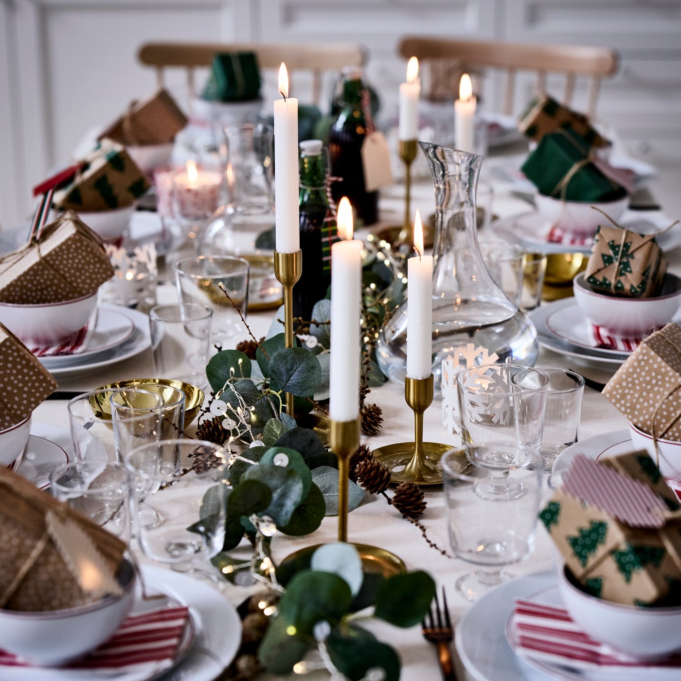 Decoración mesa fin de año con tonos verdes y rojos