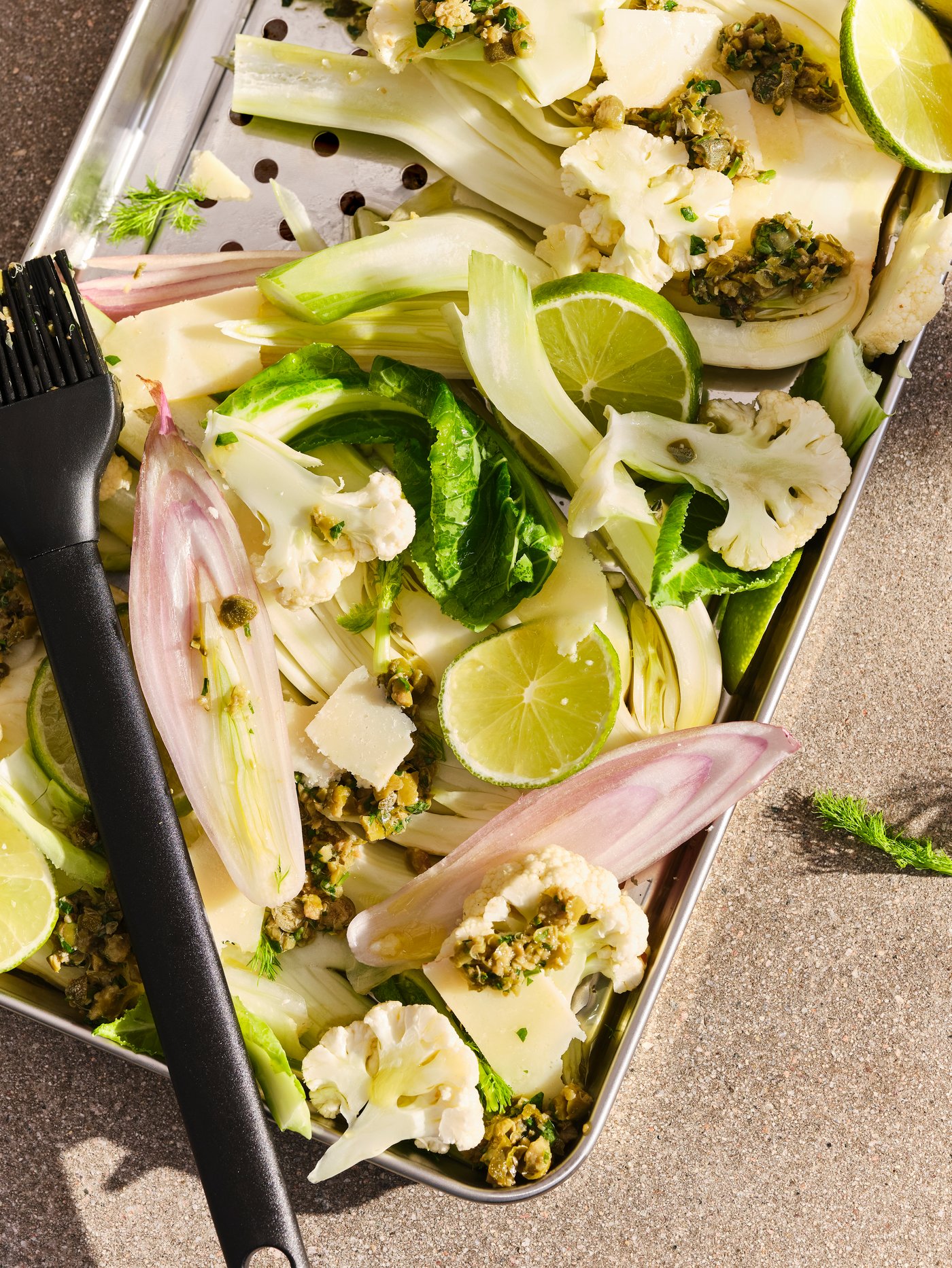 מגש ברביקיו GRILLTIDER מפלדת אל-חלד שמכיל סלט ומגוון מאכלים, ומברשת ברביקיו GRILLTIDER מסיליקון.