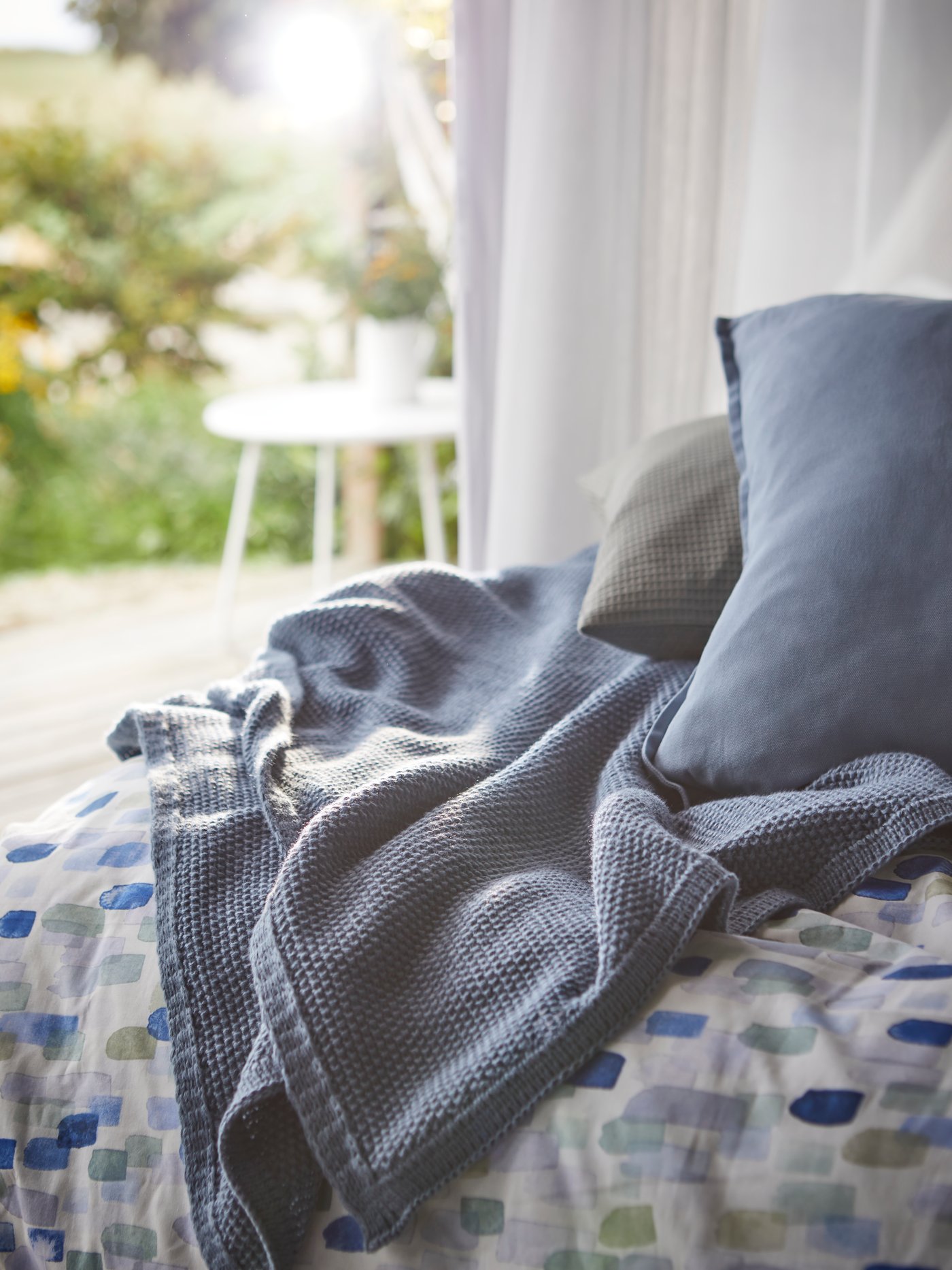 Une housse de coussin EBBATILDA gris-vert clair