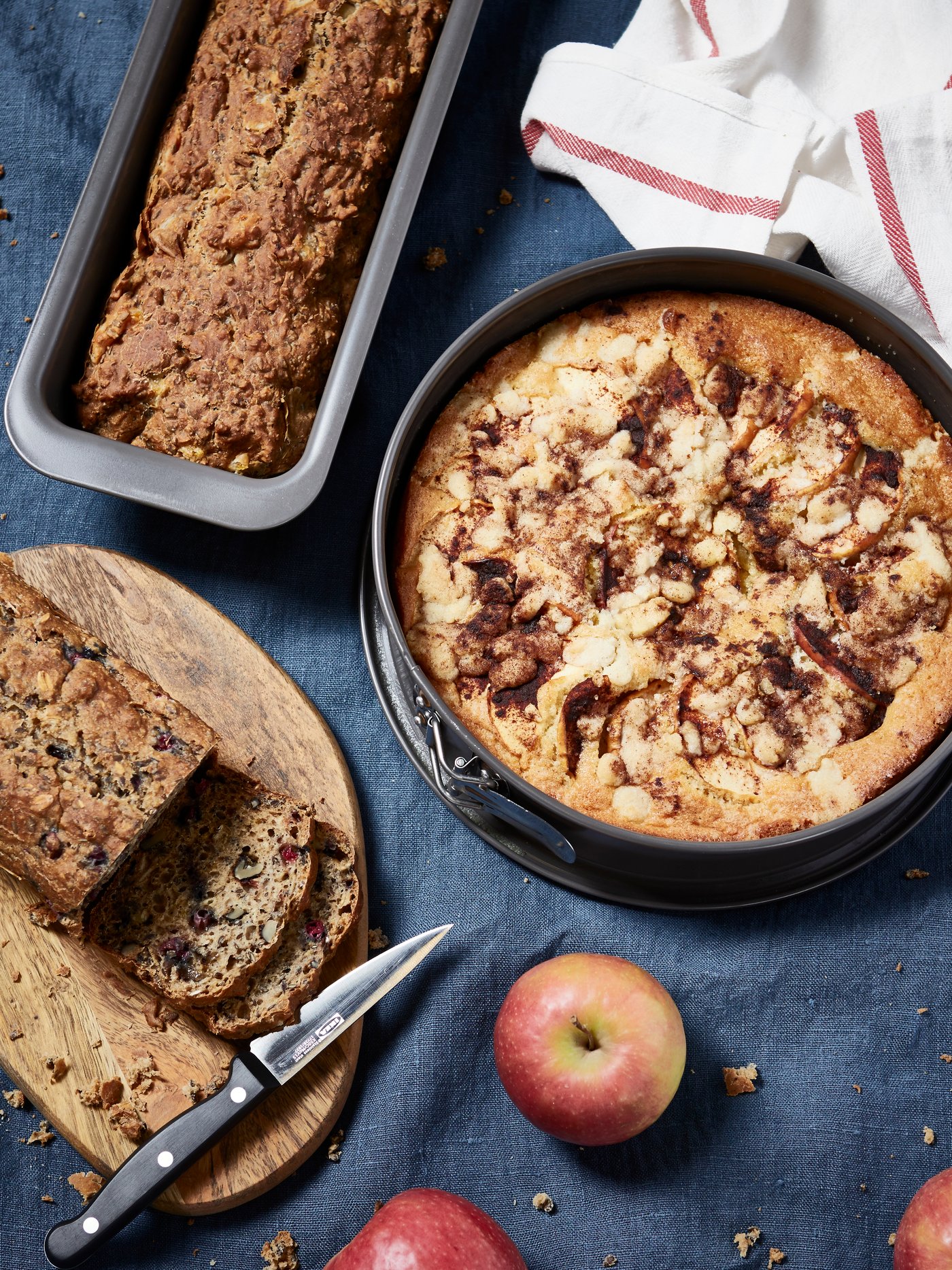 A grey HEMMABAK springform with a freshly baked apple pie.