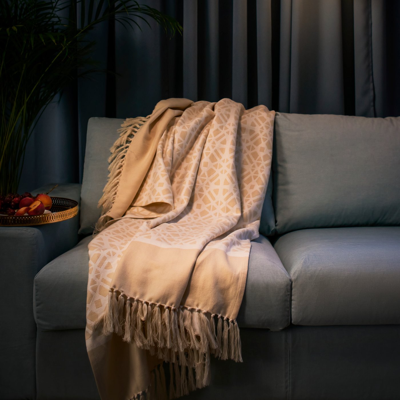 Alas GOKVÄLLÅ disarungkan pada sofa biru.