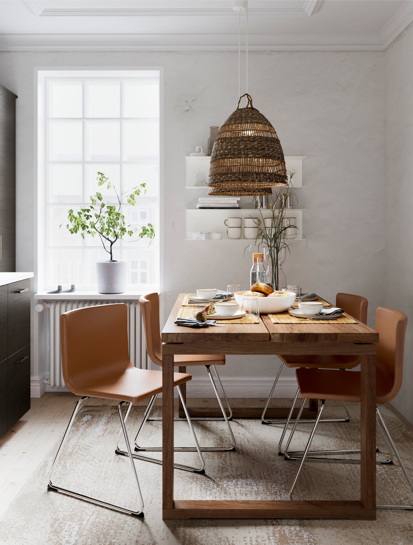 Lámpara TORARED en un comedor iluminado, junto a una mesa MÖRBYLÄNGA de madera y sillas BERNHARD.