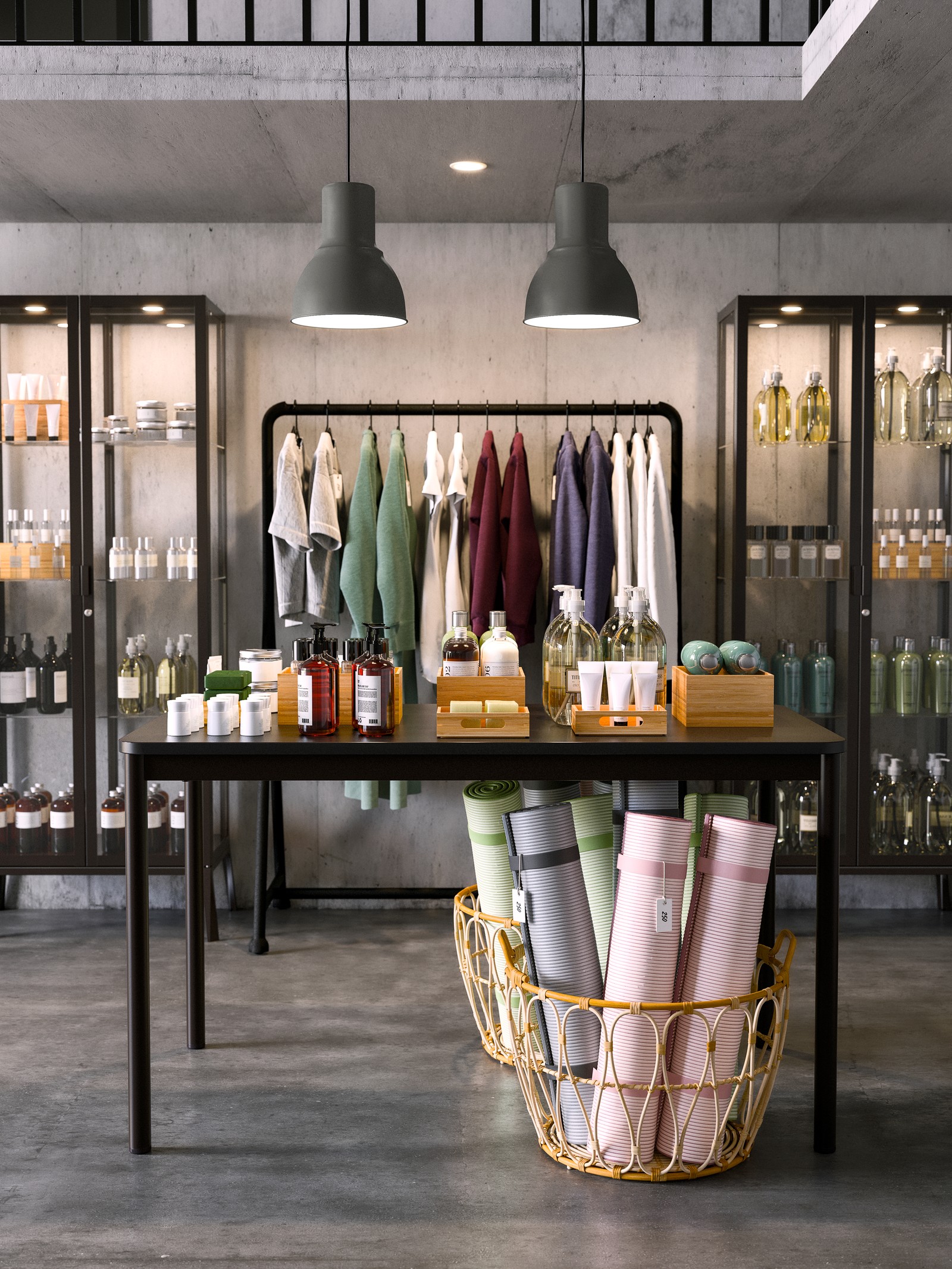 Una tienda de ropa con espacio amplio . En el centro de la tienda hay un gran mesón con productos a la venta en la superficie. Detrás un colgador con ropa y unas vitrinas con luces encendidas exhibiendo productos.