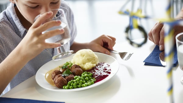 ミートボールを食べている様子