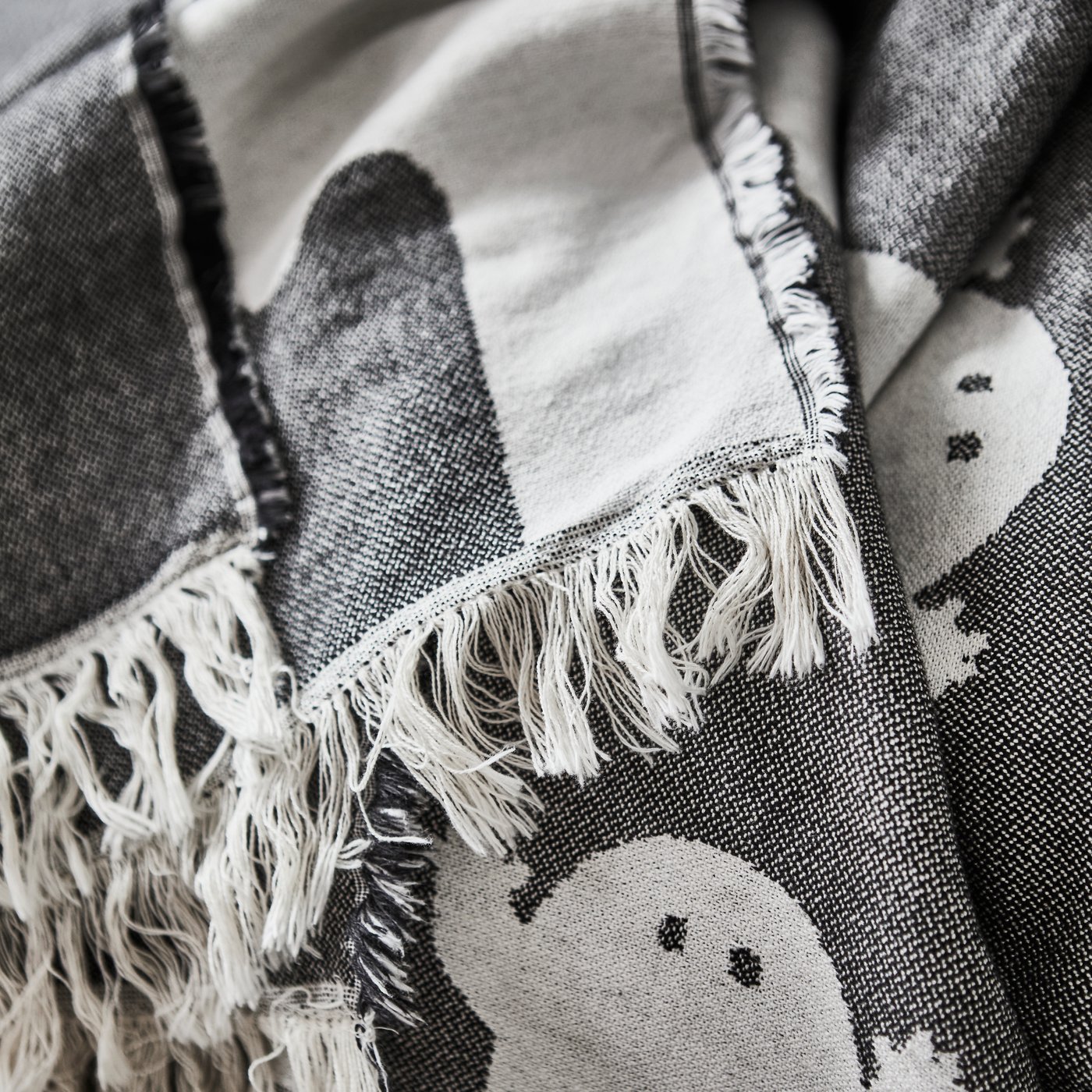 A ghost pattern white/black KUSTFYR throw
