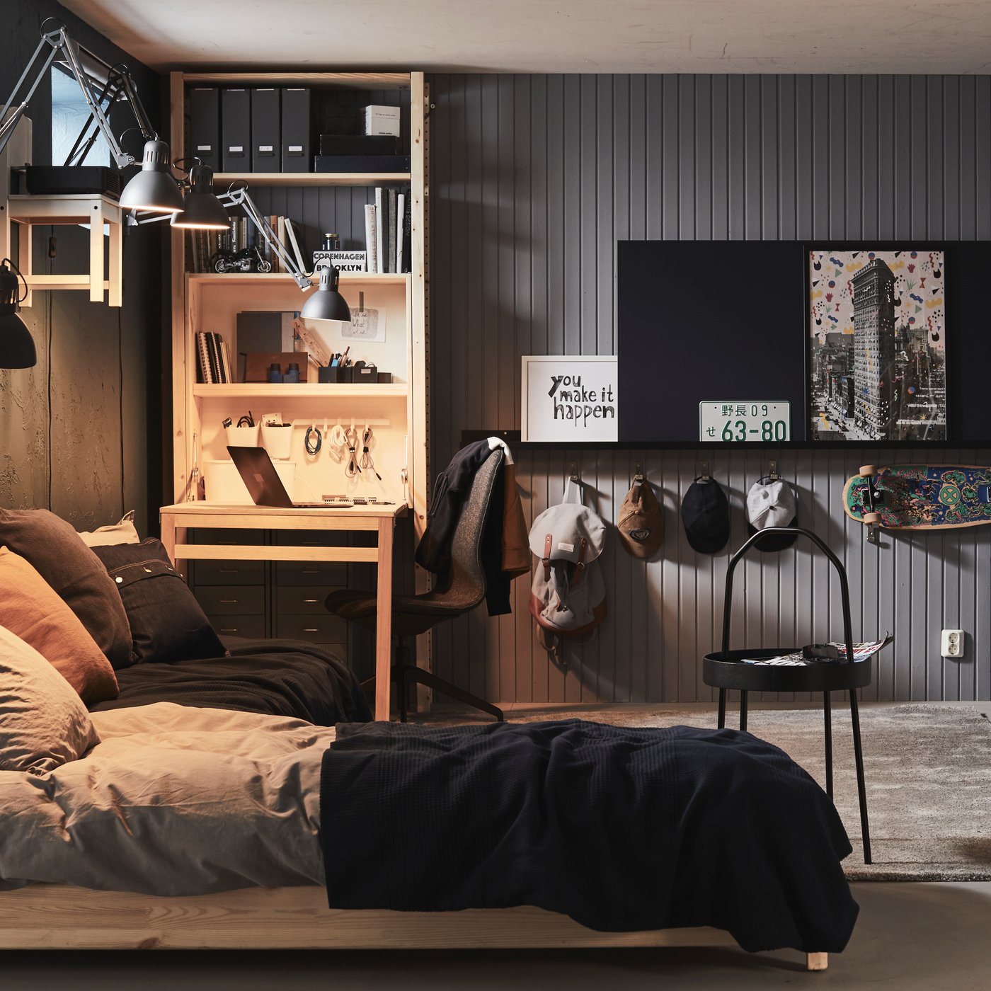 Sovrum med säng och förvaring inklusive stor IVAR hyllkombination och IVAR förvaringsmöbel med fällbart bord.