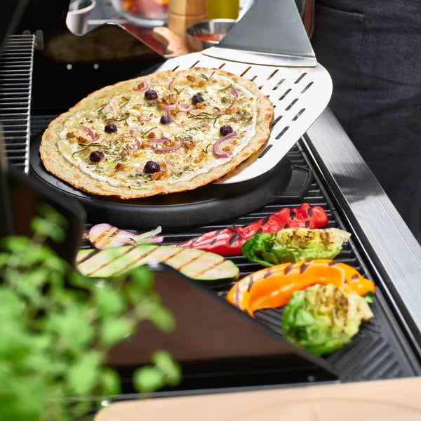 Eine Pizzaschaufel von HAVSTULPAN aus Edelstahl und Buchenholz