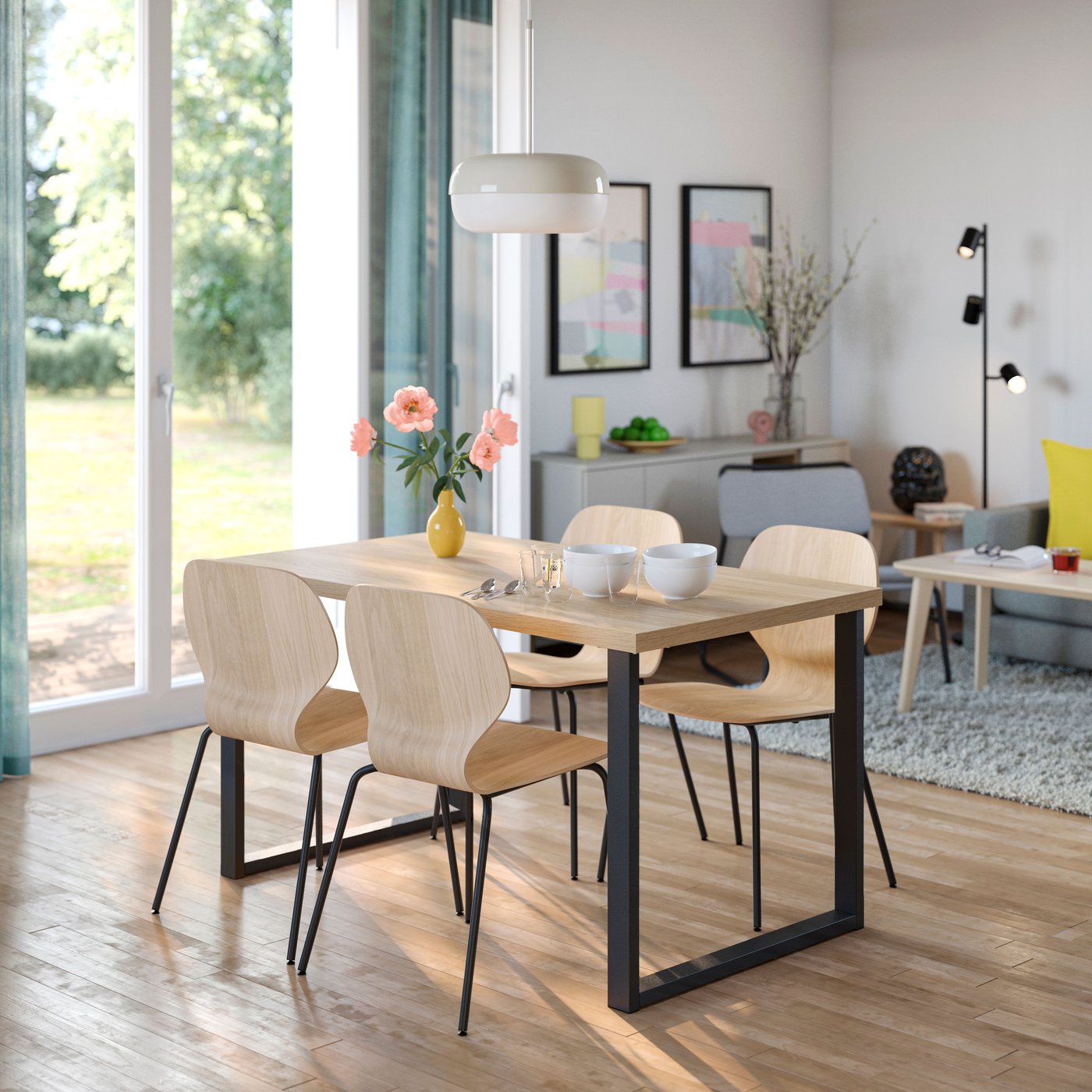 Un tavolo SKÅLSTA a forma di U in metallo tubolare con impiallacciatura rovere grigio-nero/rovere e 4 sedie nella sala da pranzo