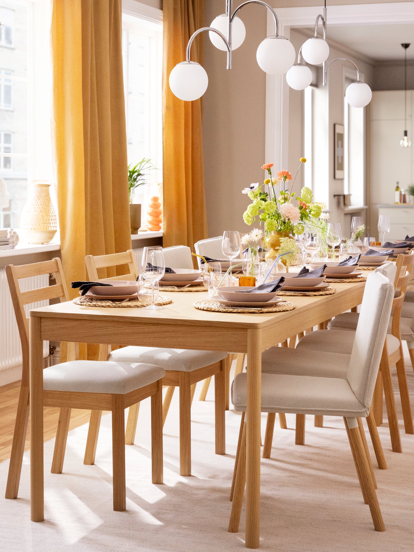 Стильная столовая со столом TONSTAD с деревянной отделкой, окруженным стульями и элегантной сервировкой.