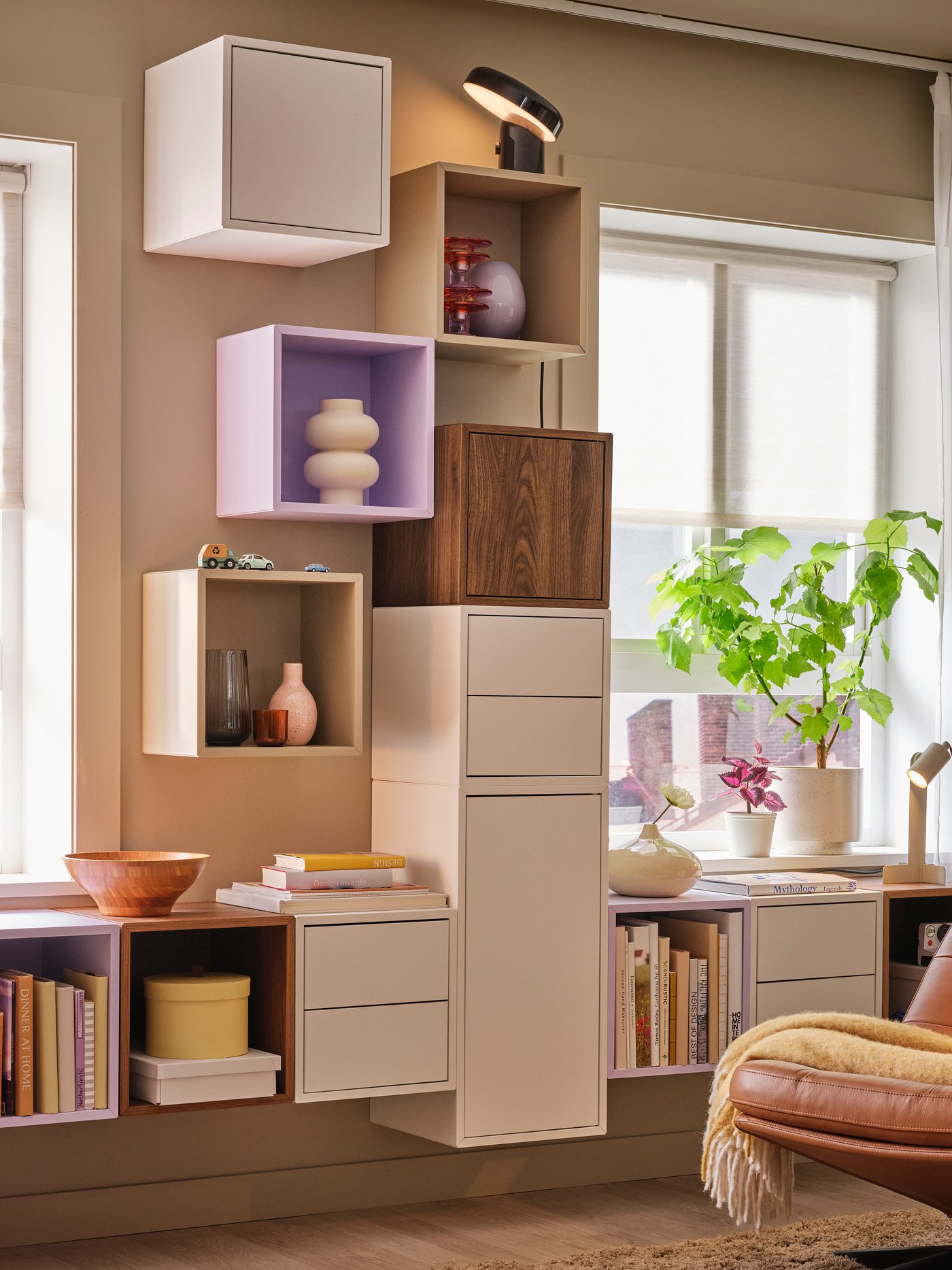 Unha estantería de parede EKET de cor lila pálida