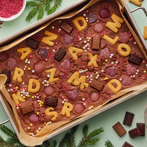 Una safata amb unes postres festives de colors formades per xocolata fosa, llaminadures de colors i galetes amb forma de lletres KAFFEREP.