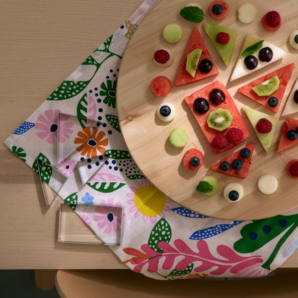 SNUDDA lazy susan tray with lots of different fruit cut into pieces and placed in a circle, picture shot from above.