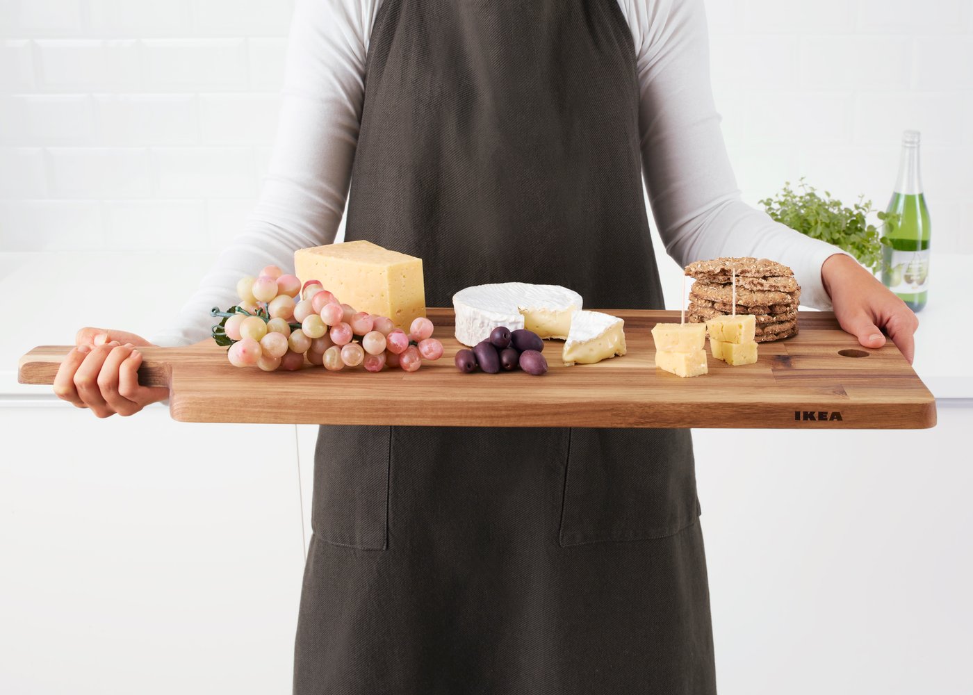 Homme portant une planche à découper avec de la nourriture