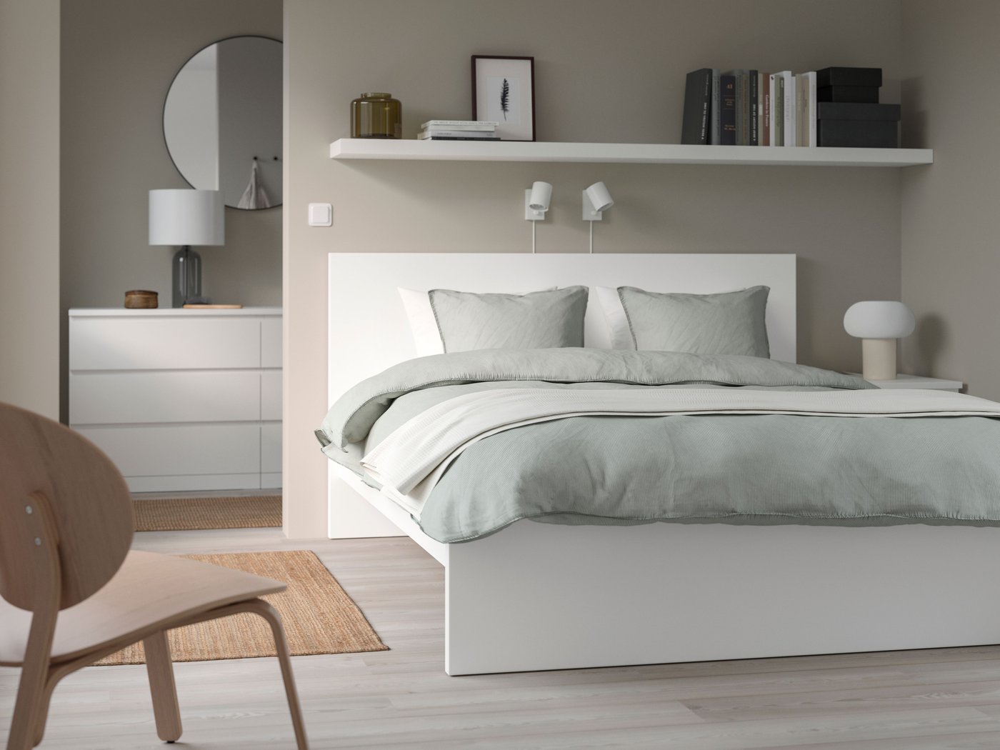 Ein weißes MALM Bett steht in einem Schlafzimmer.